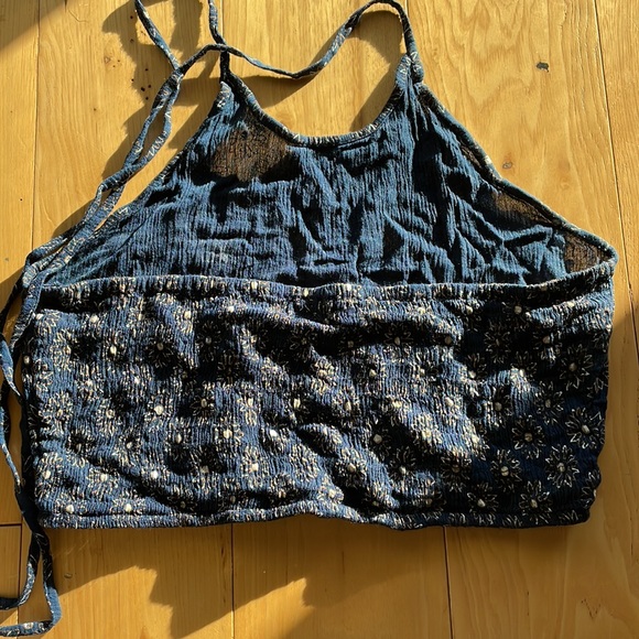 Adorable navy, silver, gold, floral crop top! - Picture 3 of 6